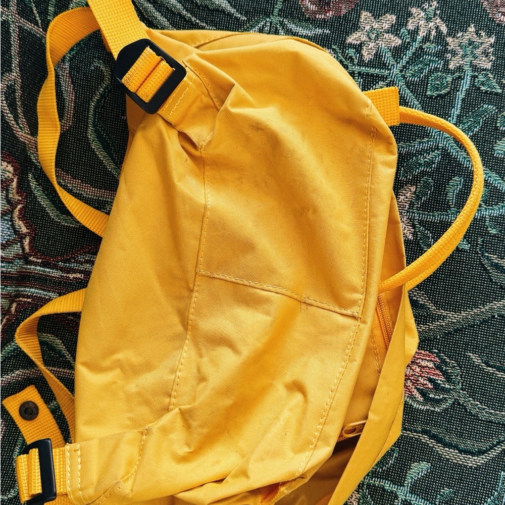 Fjällräven Kånken Yellow Backpack - Picture 4 of 6